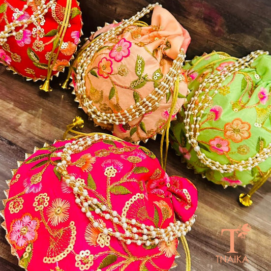 Saree storage bags Saree organizer bags Saree cover bags Saree storage solutions Saree preservation bags Silk saree storage bags Breathable saree bags Large saree storage bags Saree storage boxes Saree packing bags Anti-moth saree bags Saree storage bags with zipper