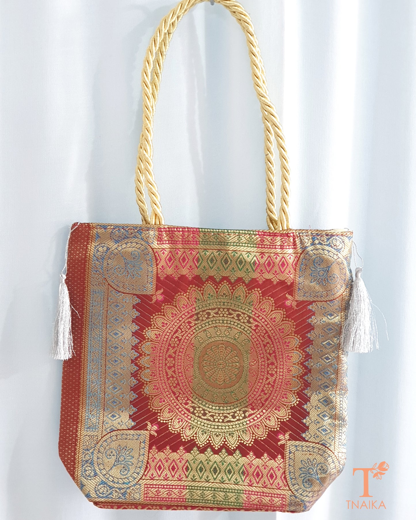 Saree storage bags Saree organizer bags Saree cover bags Saree storage solutions Saree preservation bags Silk saree storage bags Breathable saree bags Large saree storage bags Saree storage boxes Saree packing bags Anti-moth saree bags Saree storage bags with zipper