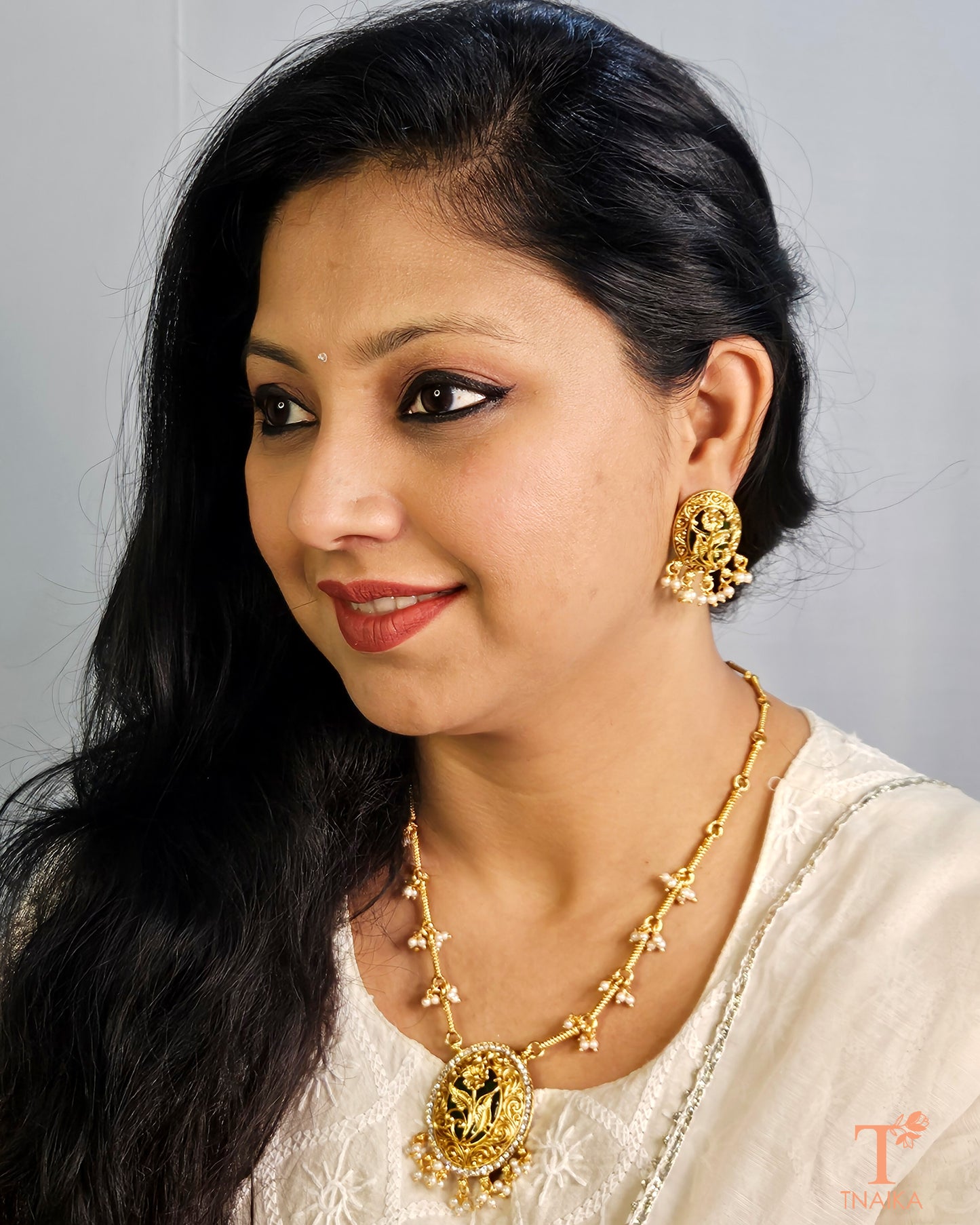 Heritage temple necklace set
Temple jewelry for saree
Regal temple necklace set
Handcrafted temple jewelry
Heavy temple necklace set
Temple motif gold necklace
Gold temple necklace for festivals
Temple jewelry with intricate detailing
Festival temple necklace set
Royal gold temple jewelry
Wedding temple jewelry set
Antique finish temple necklace
Gold temple set for brides
Statement temple necklace
Temple inspired gold jewelry