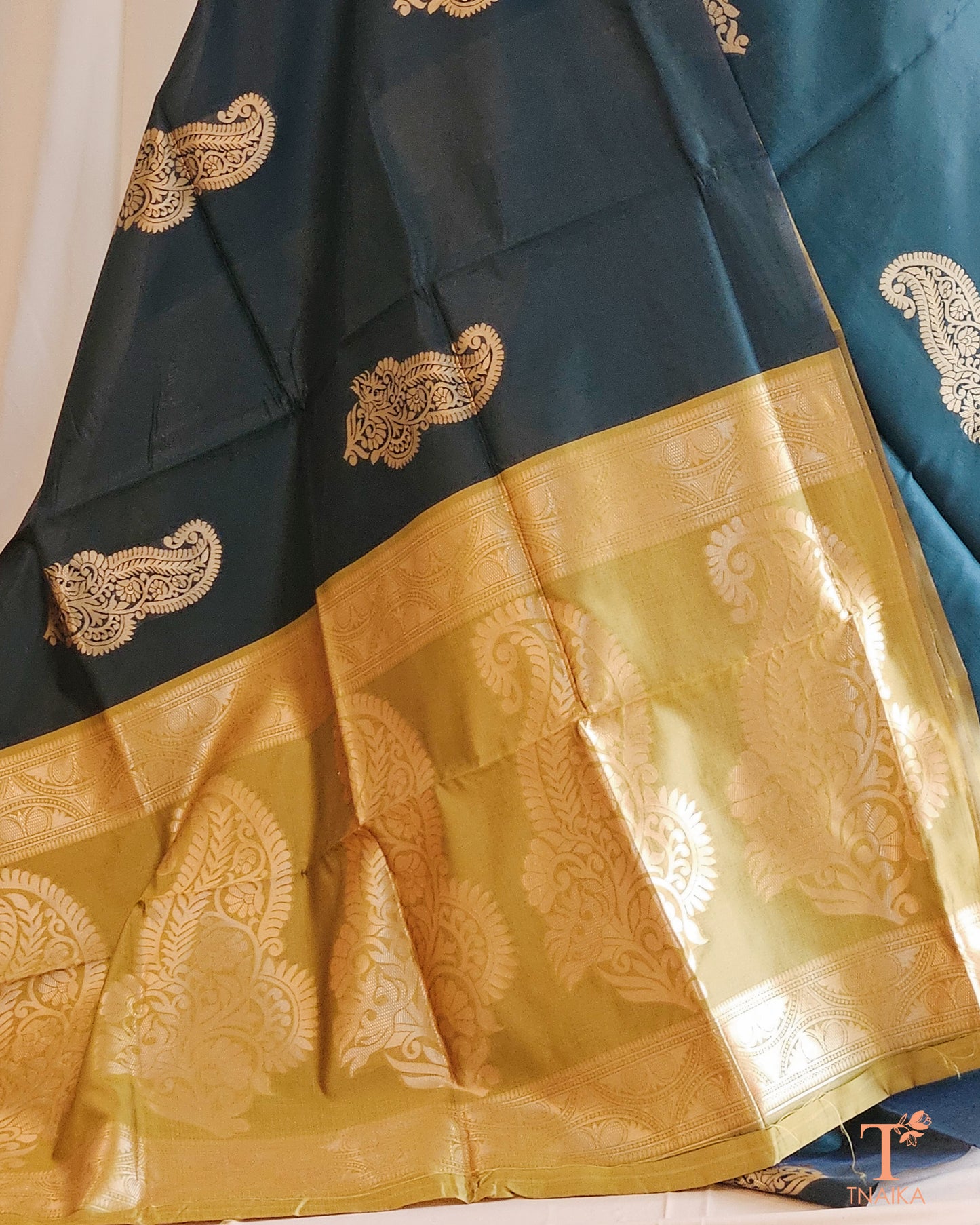 Soft drape saree
Kanchipuram look saree
Budget-friendly silk saree
Affordable silk saree
Designer sarees online
Sarees for festive occasions
Saree for engagement function
Saree for Indian wedding
Ethnic silk saree collection
Bottle green ethnic saree
Traditional wear for women
Indian ethnic fashion
Sarees for celebrations
Silk saree new arrival
Best sarees for gifting