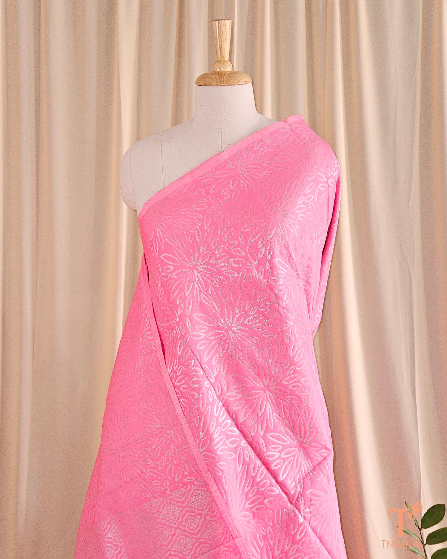 Elegant silk saree
Lightweight silk saree
Saree with blouse piece
Designer silk saree
Premium silk saree
Silk saree with pallu
Rich pallu saree
Wedding guest saree
Traditional handloom saree
Pink saree for wedding
Zari border saree
Handwoven saree
South Indian bridal saree
Silk saree online
Banarasi alternative saree
Artisan-made saree
Weaving process saree
Saree with weaving video