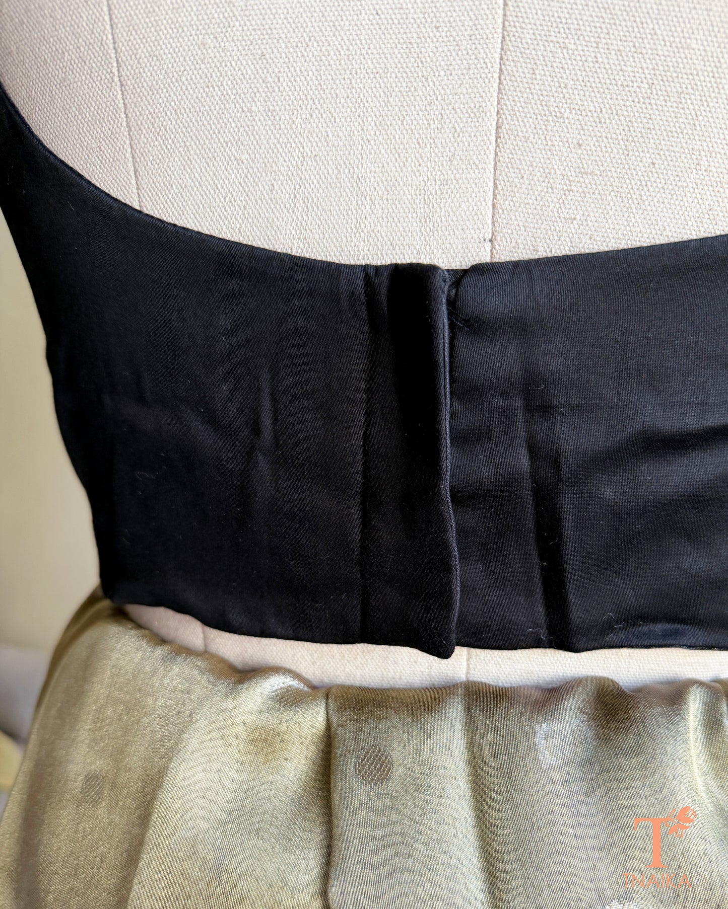 Broad back closure with