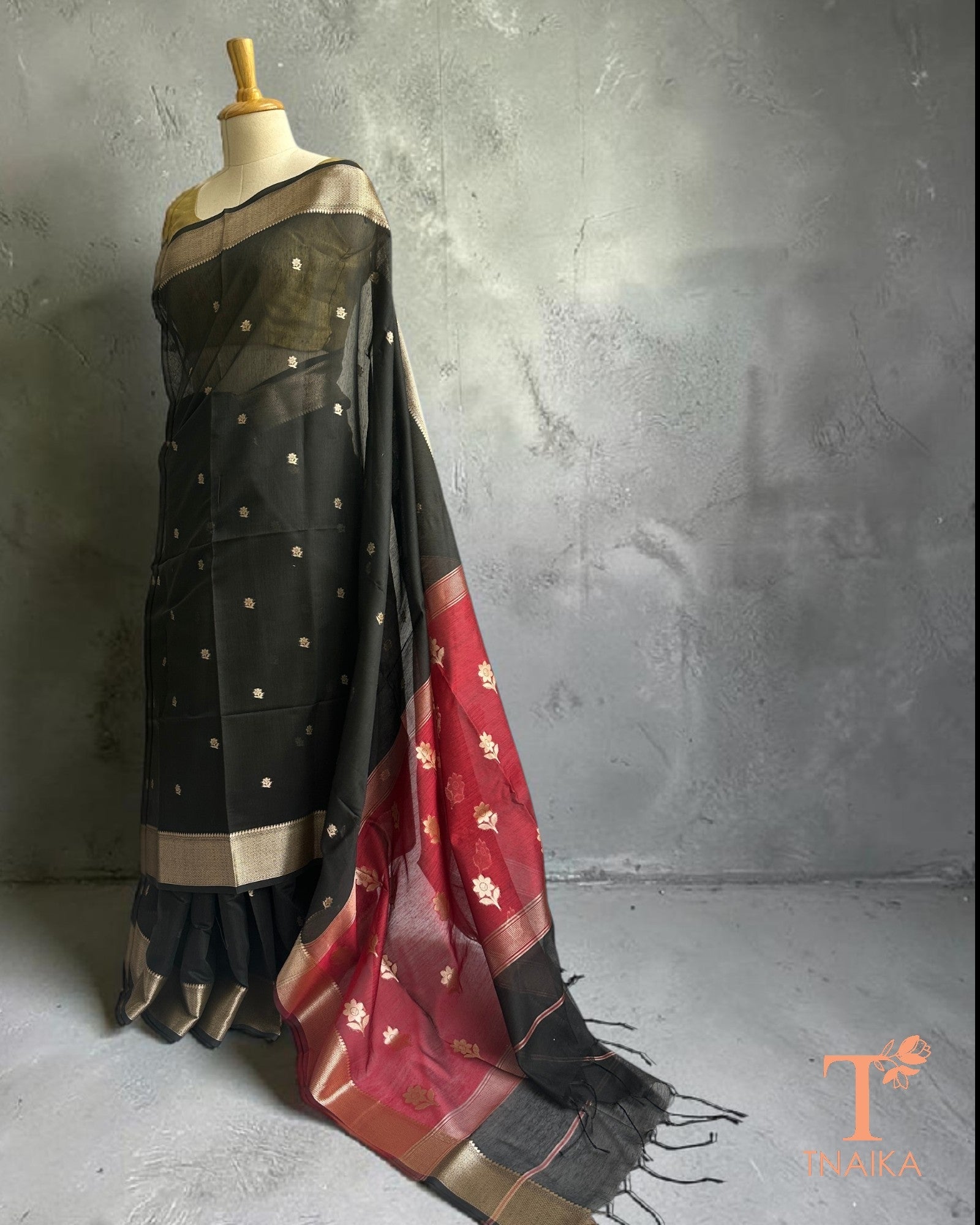 Black cotton Maheshwari saree with teal contrast pallu