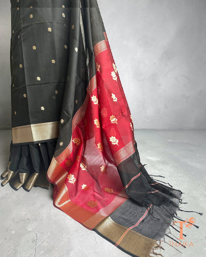 Traditional cotton Maheshwari saree with tassel pallu