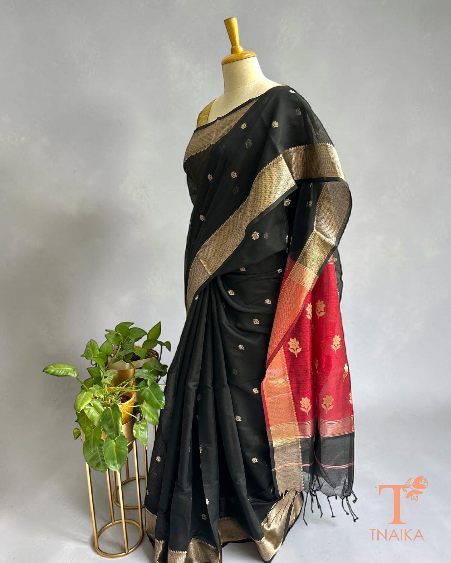 Lightweight Maheshwari cotton saree with woven zari motifs