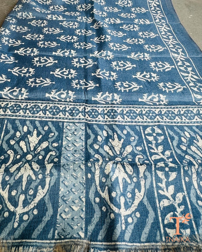 Lightweight silk blend dupatta with luxurious finish.