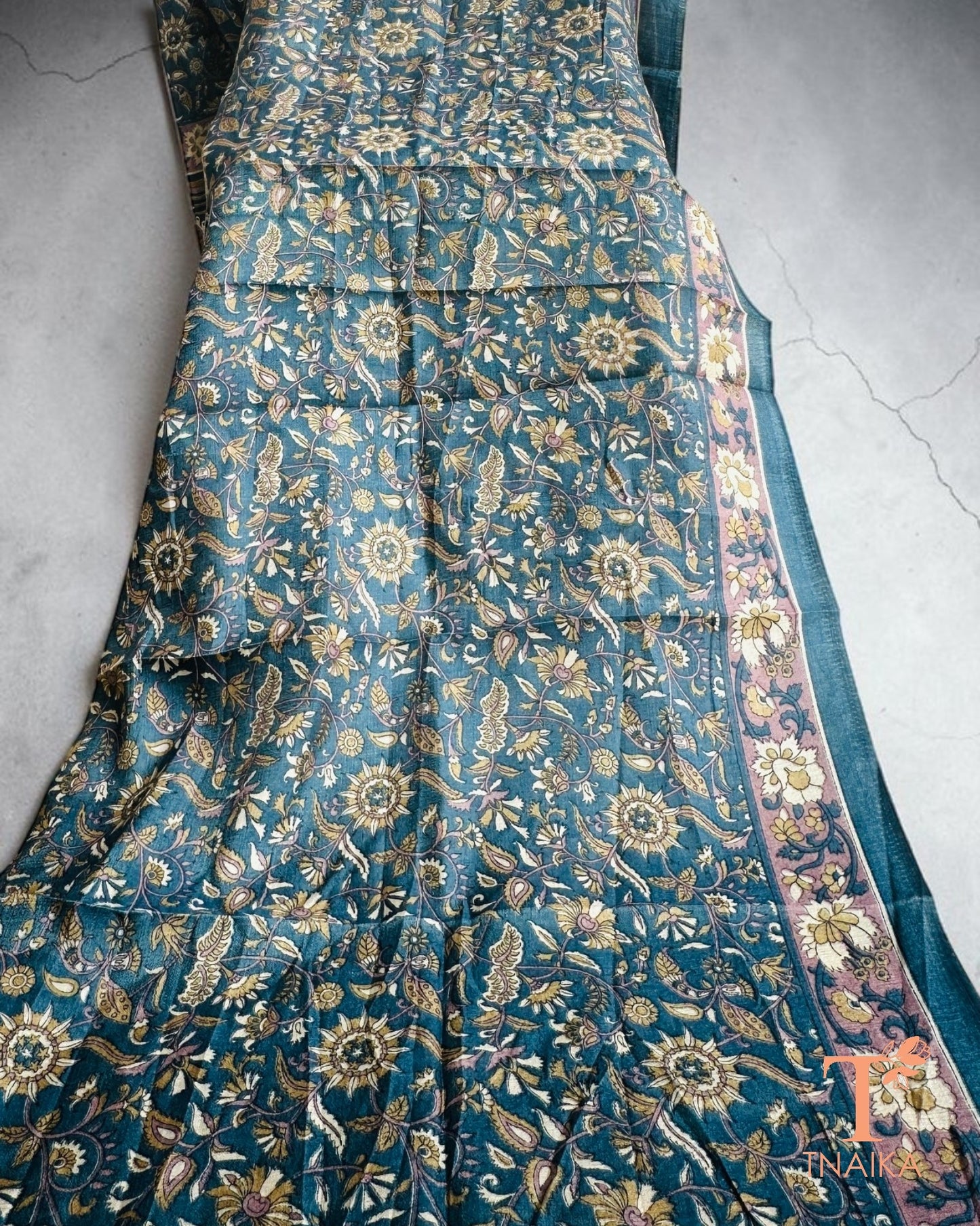 Lightweight silk blend dupatta with luxurious finish.