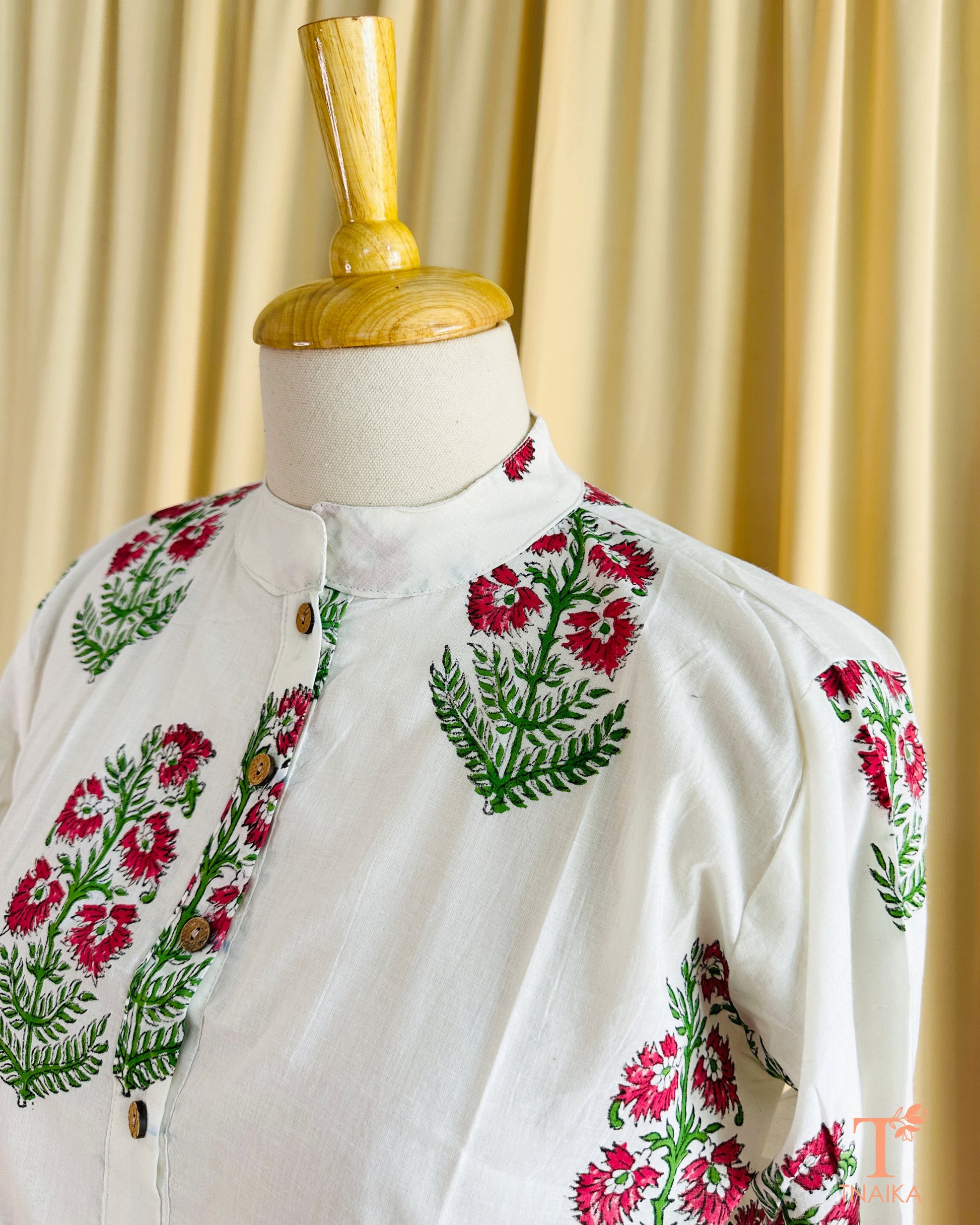 Breathable cotton blouse with traditional handblock print and collar