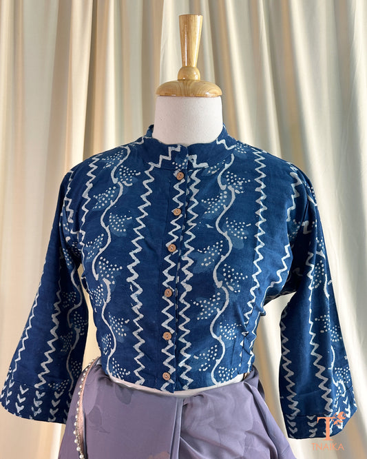 Handblocked cotton blouse with Chinese collar and front opening.
