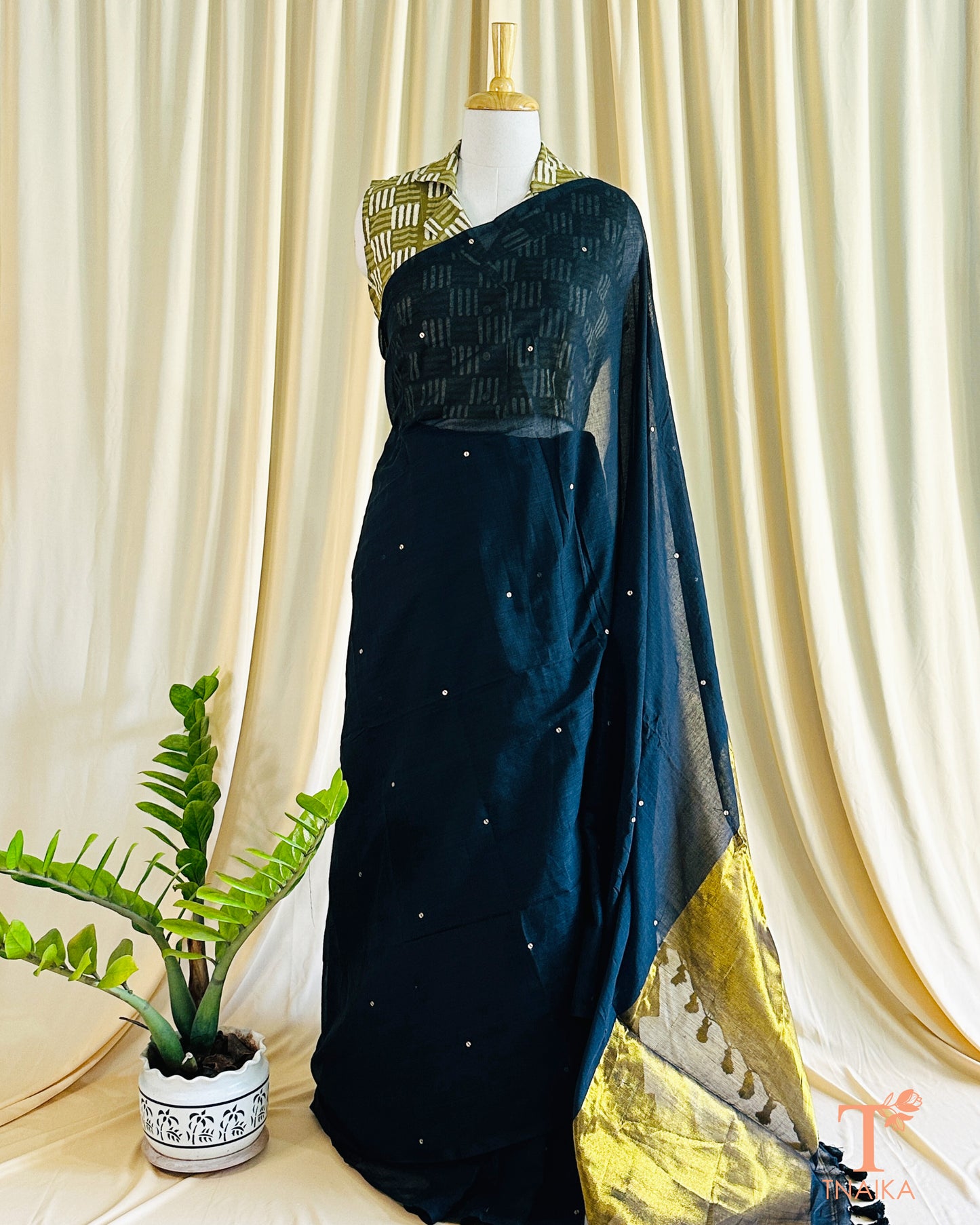Festive cotton saree with shimmer foil tikki design and heavy tassels.