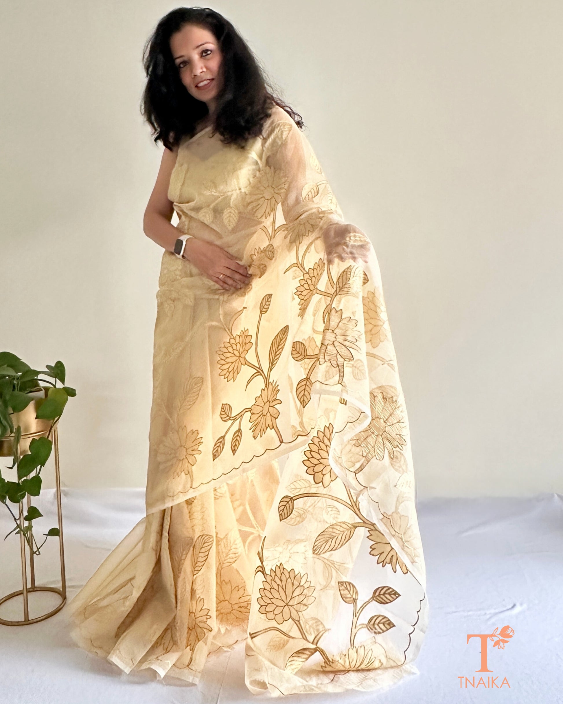 Premium organza saree with scalloped border