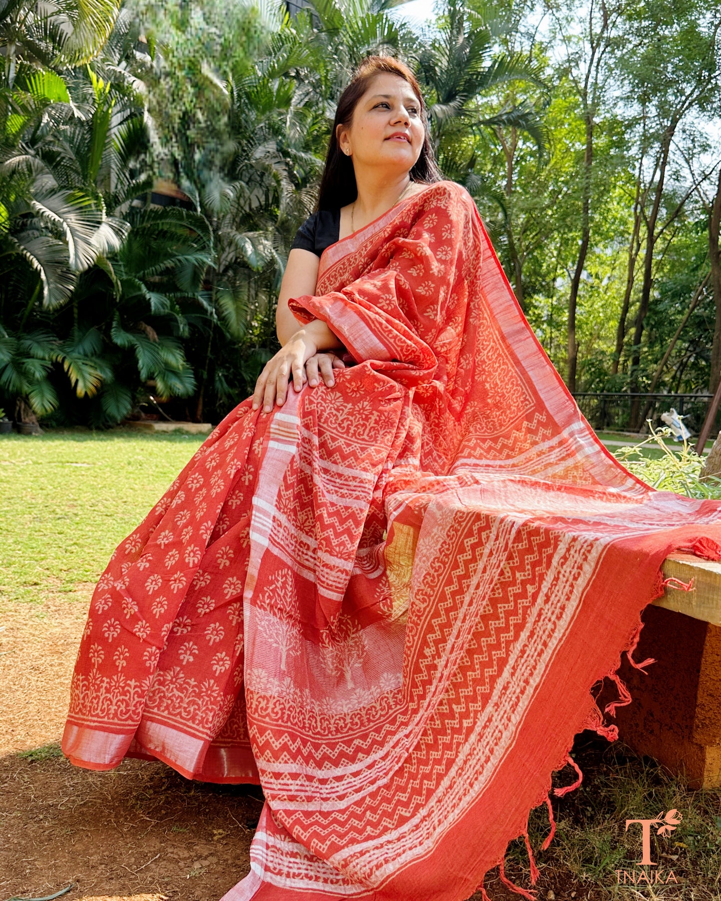 premium slub weave saree with ethnic print design