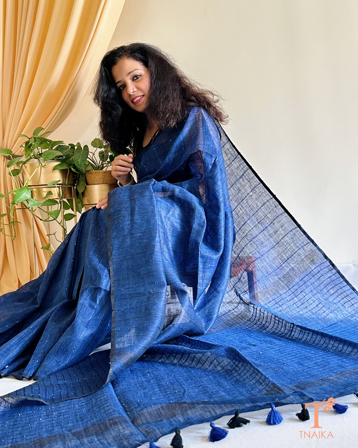 Lightweight linen saree with tassel pallu