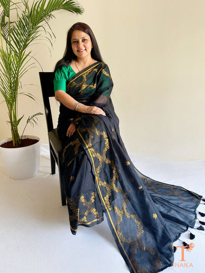 Lightweight mul cotton saree with jacquard weave and soft tassel pallu