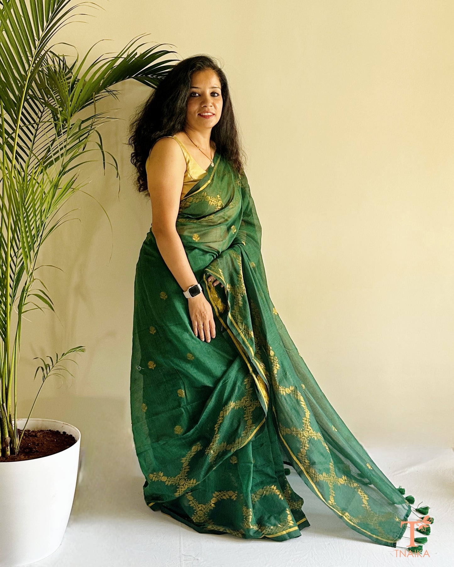 Lightweight mul cotton saree with jacquard weave and soft tassel pallu