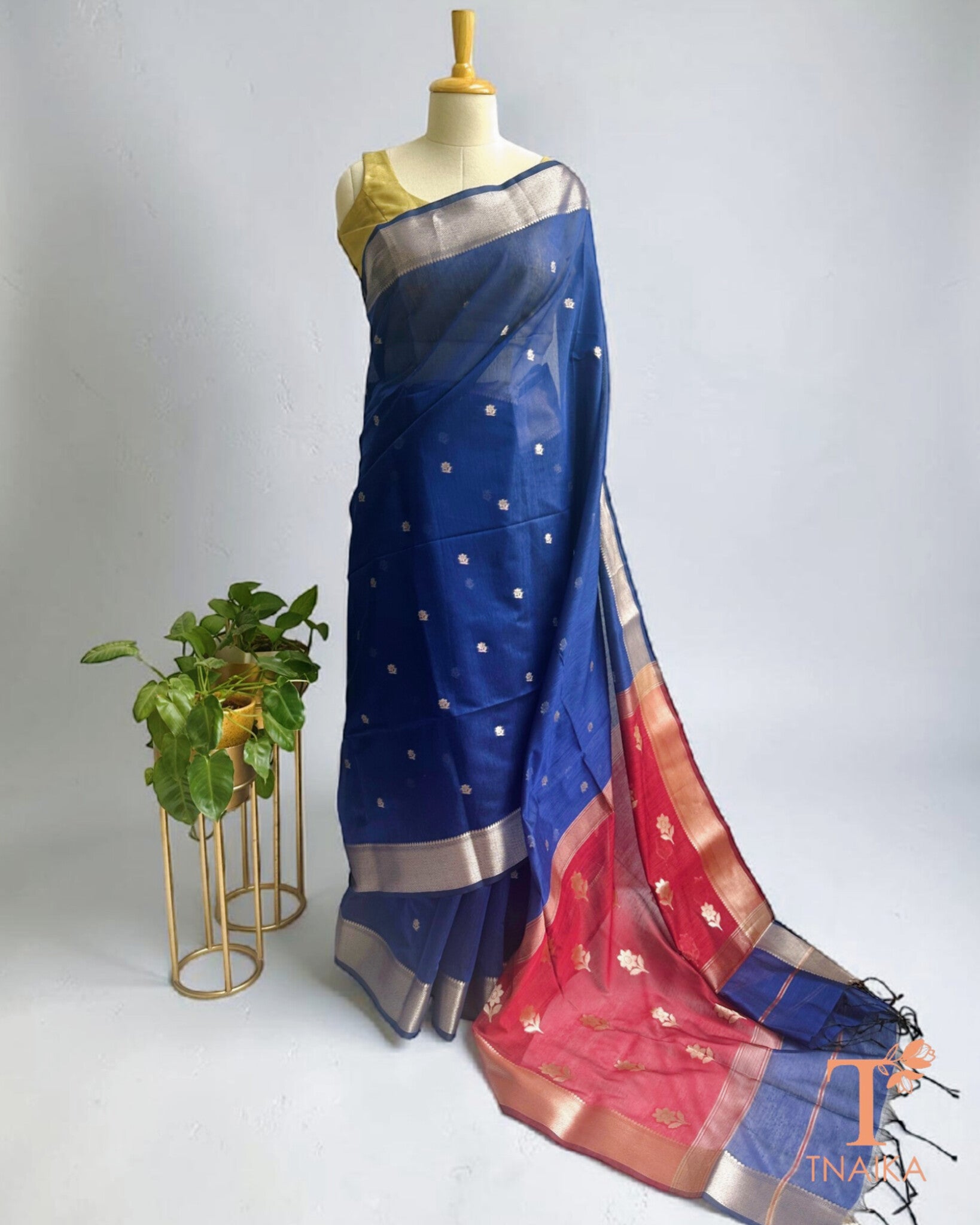 Blue cotton Maheshwari saree with teal contrast pallu