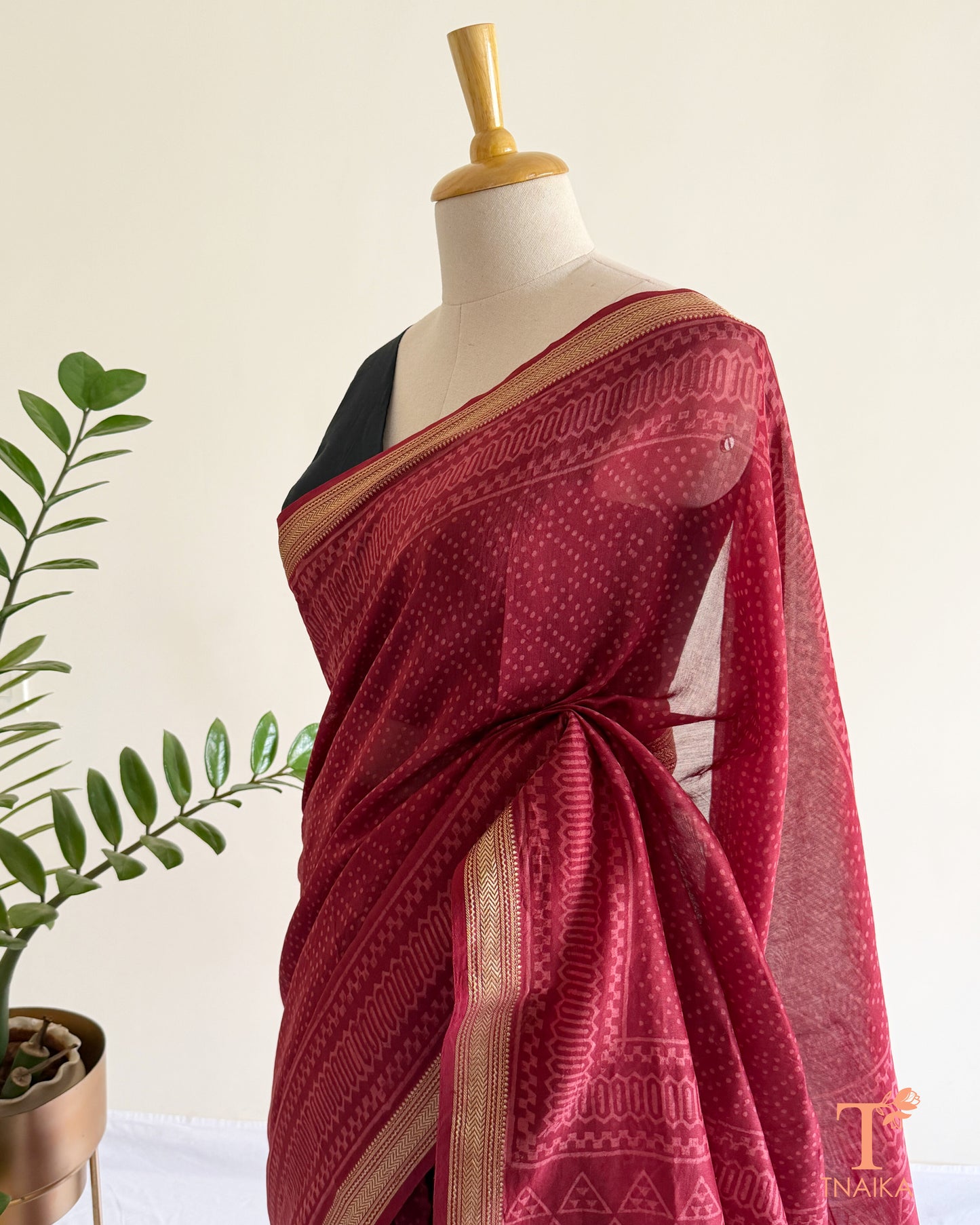 Lightweight Maheshwari silk saree with fine gold zari border