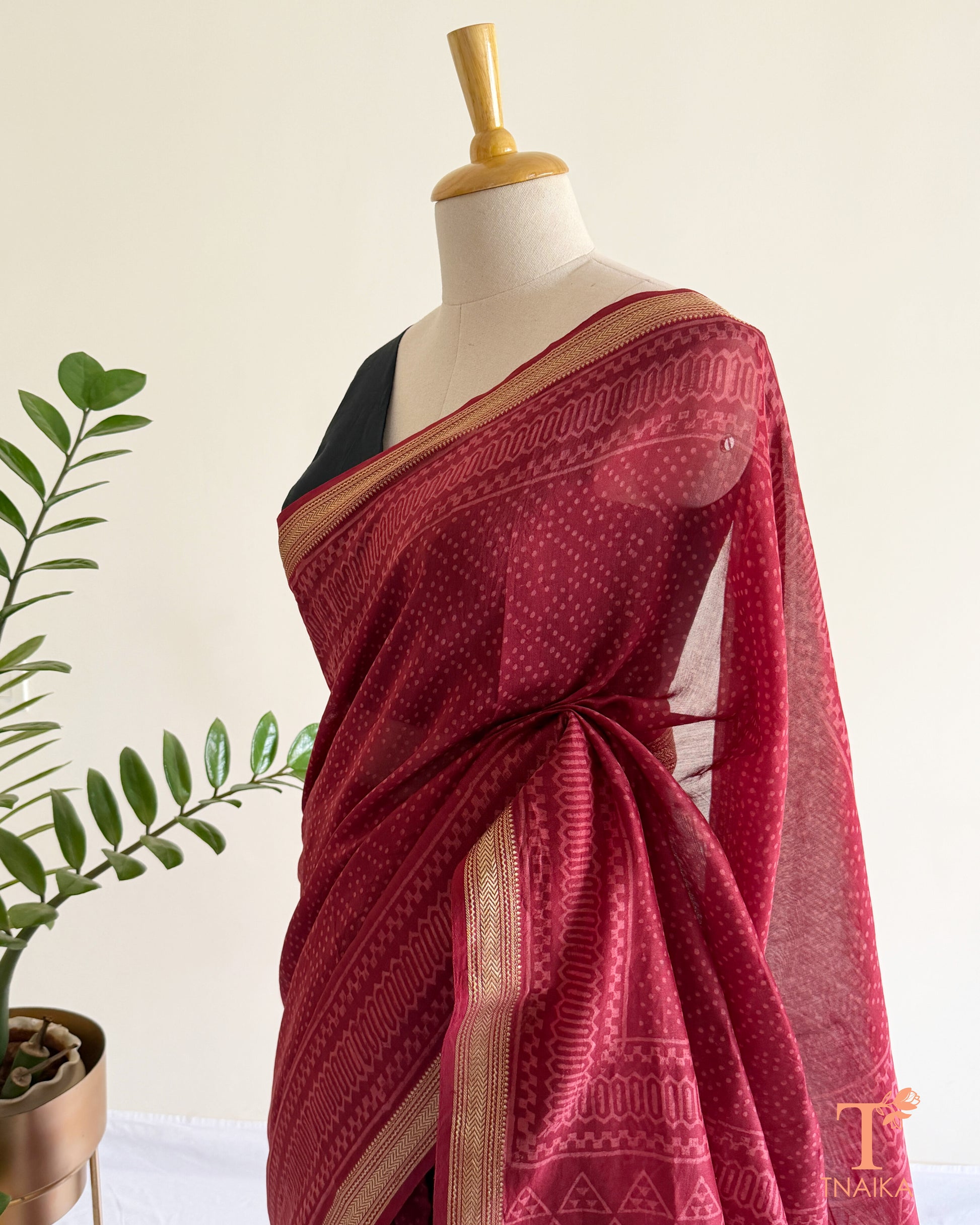 Lightweight Maheshwari silk saree with fine gold zari border